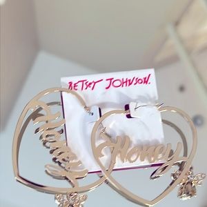 Betsy Johnson – honey and Bee heart loop earrings